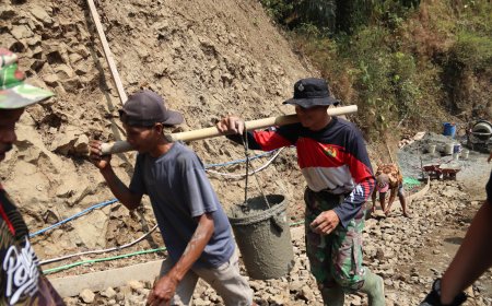 Pikulan Bambu Satukan Langkah Praka Ari dan Tono Antar Adukan Demi Jalan Desa