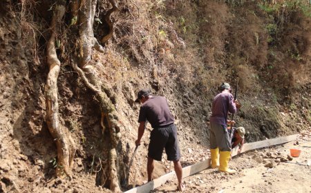 Perkuat Bekisting Pak Madrohim Pastikan Cor Beton TMMD Tetap Kokoh