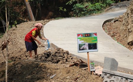 Setumpuk Batu Sejuta Harapan Perjuangan Mbah Sariem untuk Jalan Impian Desa
