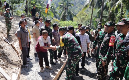 Dari Desa untuk Pendidikan Kades Gumelem Kulon Kenalkan Kepala SDN 6 kepada Tim Wasev TMMD