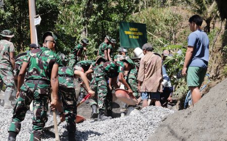 Bersatu di Atas Jalan Beton TNI Polri Pemerintah dan Warga Bangun Harapan di Gumelem Kulon