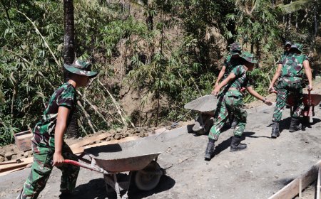 Angkong Jadi Andalan Gotong Royong TNI dan Warga Tak Kenal Lelah di Gumelem Kulon