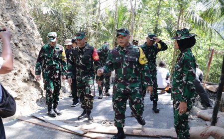 Melihat dari Dekat Jalan Harapan Warga Tim Wasev Tinjau Rabat Beton TMMD di Gumelem Kulon