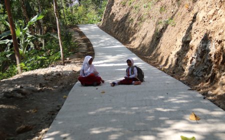 Pulang Sekolah Tak Lagi Sekadar Lewat Yubna dan Quin Nikmati Jalan Baru Hasil TMMD