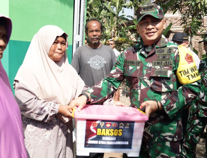 Bingkisan Sembako Jadi Tanda Kepedulian Tim Wasev dan Forkopimda Hangatkan Warga Gumelem Kulon