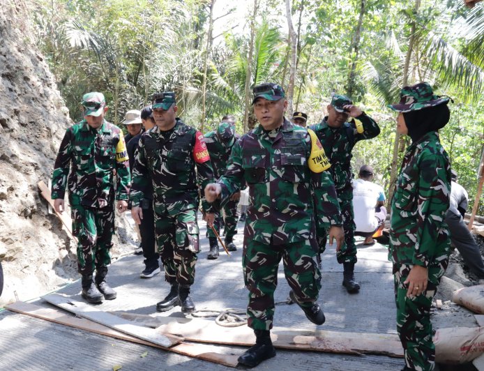 Melihat dari Dekat Jalan Harapan Warga Tim Wasev Tinjau Rabat Beton TMMD di Gumelem Kulon