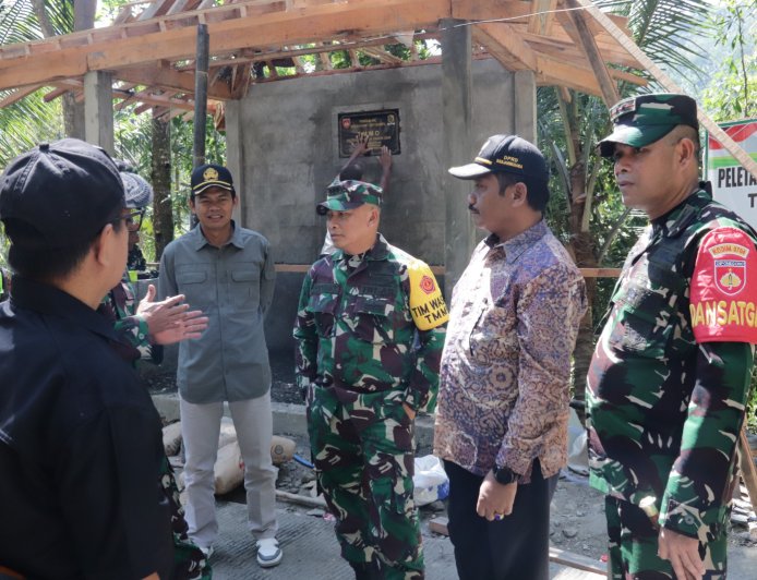 Pos Kamling Berbentuk Limas Simbol Kebersamaan Warga Gumelem Kulon
