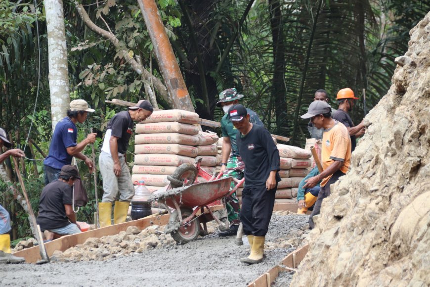 Pratu Agung Tak Kenal Lelah Angkong Terus Melaju Demi Rampungnya Jalan TMMD