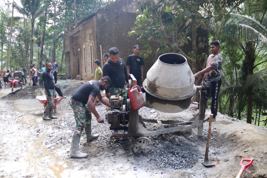 Pratu Lukas Setia di Samping Molen Menjaga Irama Pengecoran TMMD