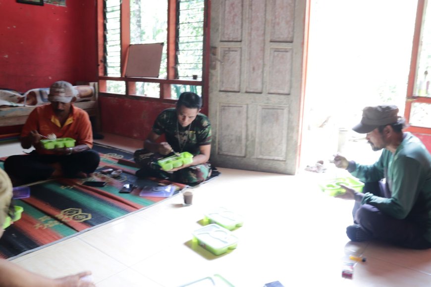 Makan Siang Sederhana Kebersamaan Pak Wondo dan Serka Munasibun Warnai TMMD