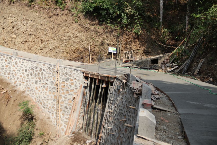 Plat Beton Rampung Dicor TMMD Tinggal Selesaikan Pemasangan Handrail