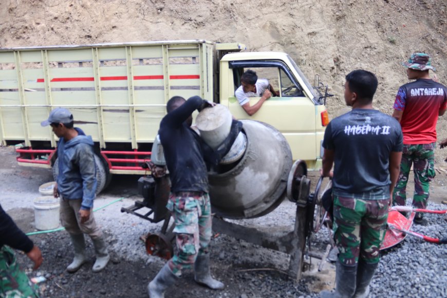 Pengecoran Terus Berlanjut TMMD Kejar Target Demi Warga Gumelem Kulon