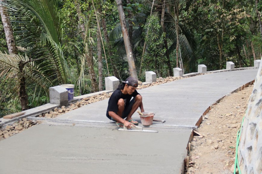 Merapikan Jalan Harapan Warga Gumelem Kulon