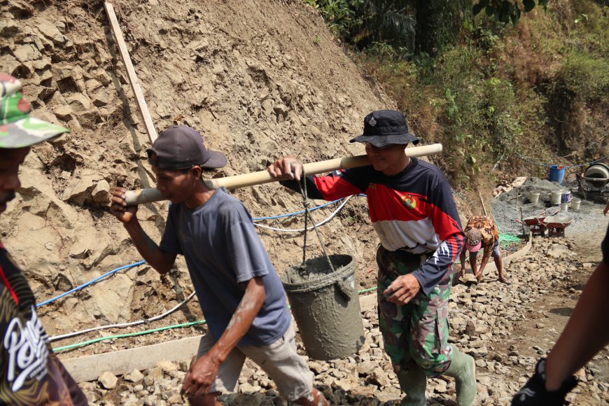 Pikulan Bambu Satukan Langkah Praka Ari dan Tono Antar Adukan Demi Jalan Desa