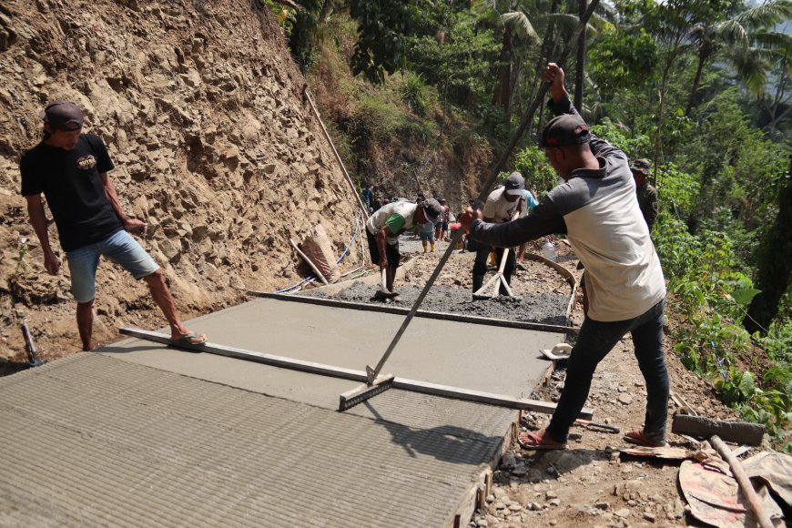 Sentuhan Akhir di Permukaan Beton Ketelitian Samsi Menentukan Kualitas Jalan TMMD