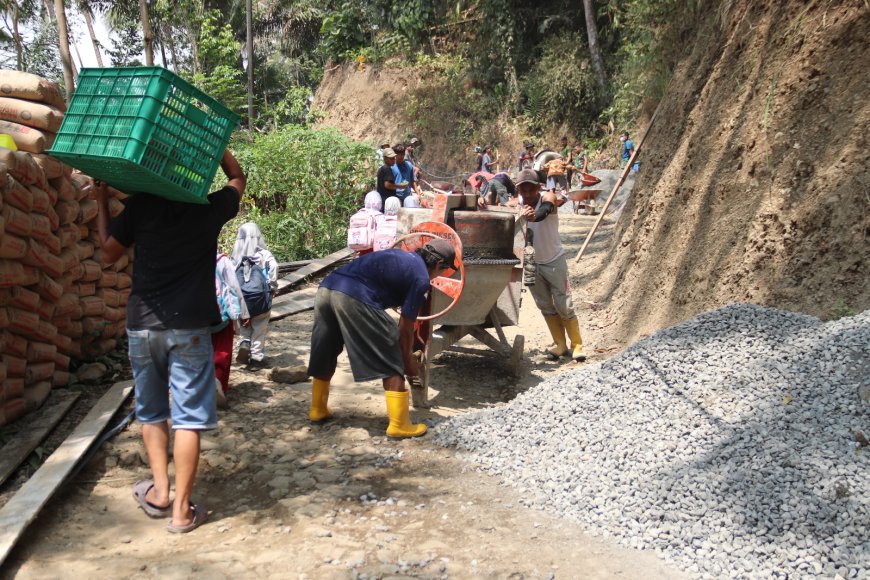 Sepiring Nasi dari Pak Ha Penyemangat Satgas TMMD di Tengah Terik Matahari