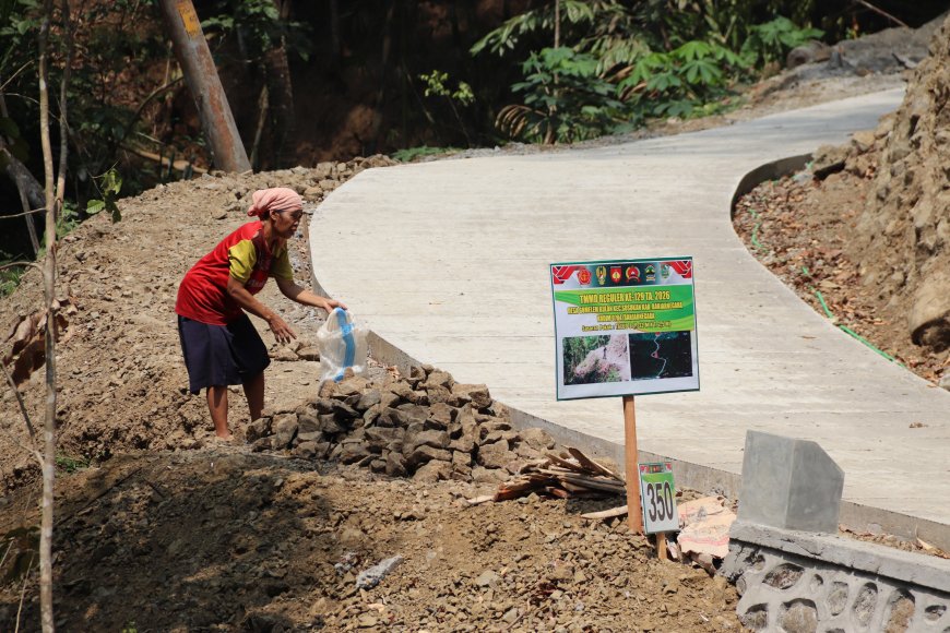 Setumpuk Batu Sejuta Harapan Perjuangan Mbah Sariem untuk Jalan Impian Desa