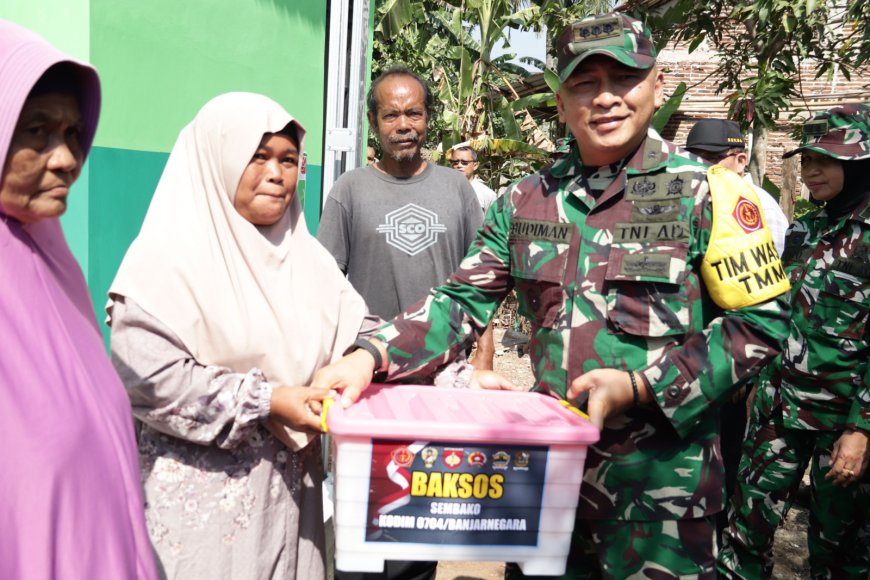 Bingkisan Sembako Jadi Tanda Kepedulian Tim Wasev dan Forkopimda Hangatkan Warga Gumelem Kulon