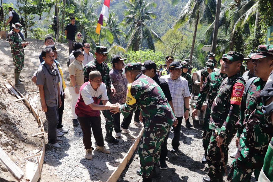 Dari Desa untuk Pendidikan Kades Gumelem Kulon Kenalkan Kepala SDN 6 kepada Tim Wasev TMMD
