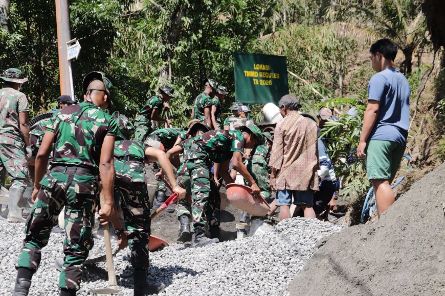Bersatu di Atas Jalan Beton TNI Polri Pemerintah dan Warga Bangun Harapan di Gumelem Kulon