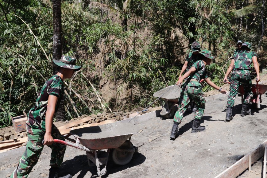 Angkong Jadi Andalan Gotong Royong TNI dan Warga Tak Kenal Lelah di Gumelem Kulon