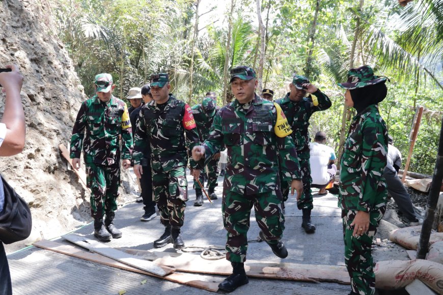 Melihat dari Dekat Jalan Harapan Warga Tim Wasev Tinjau Rabat Beton TMMD di Gumelem Kulon
