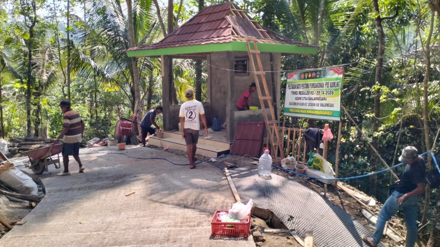 Tinggal Finishing Pos Kamling Berbentuk Limas TMMD Gumelem Kulon Capai 97 Persen