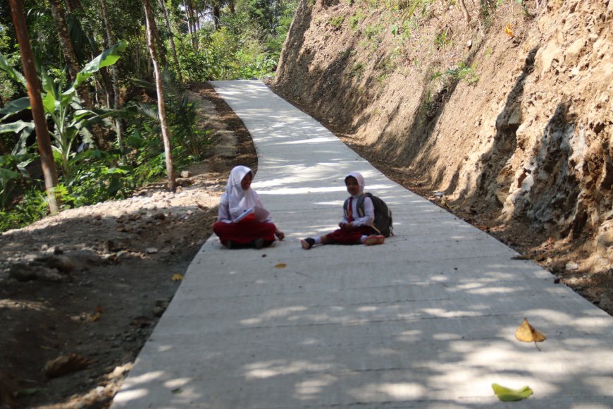 Pulang Sekolah Tak Lagi Sekadar Lewat Yubna dan Quin Nikmati Jalan Baru Hasil TMMD