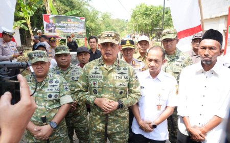 Pangdam IV Diponegoro Tinjau Jembatan Gantung Merah Putih dan Resmikan Sumur Bor di Pati