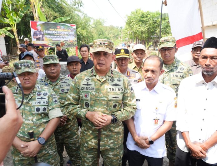 Pangdam IV Diponegoro Tinjau Jembatan Gantung Merah Putih dan Resmikan Sumur Bor di Pati