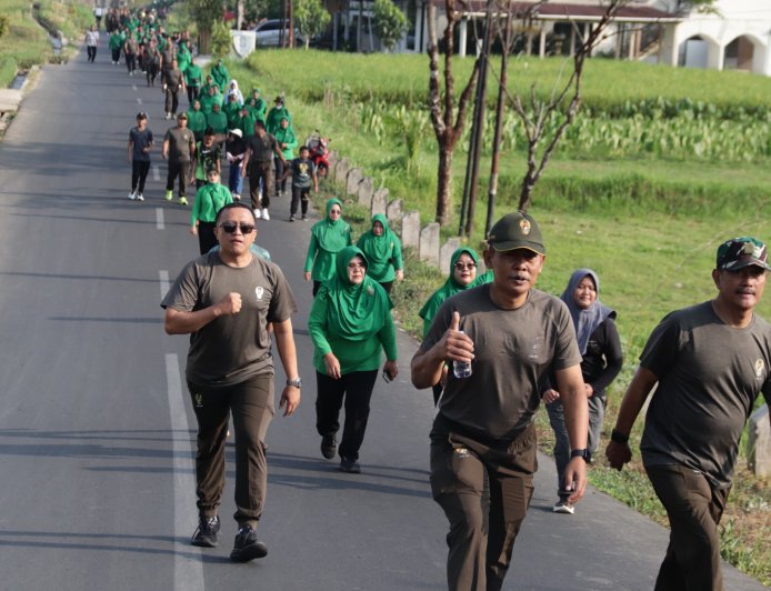 Semarak HUT ke-81 TNI Kodim Banjarnegara Gelar Jalan Sehat Pererat Kebersamaan Keluarga Besar