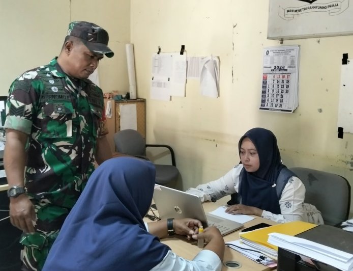 Babinsa Karangkobar Dampingi Warga Desa Karanggondang Urus Akta Kelahiran