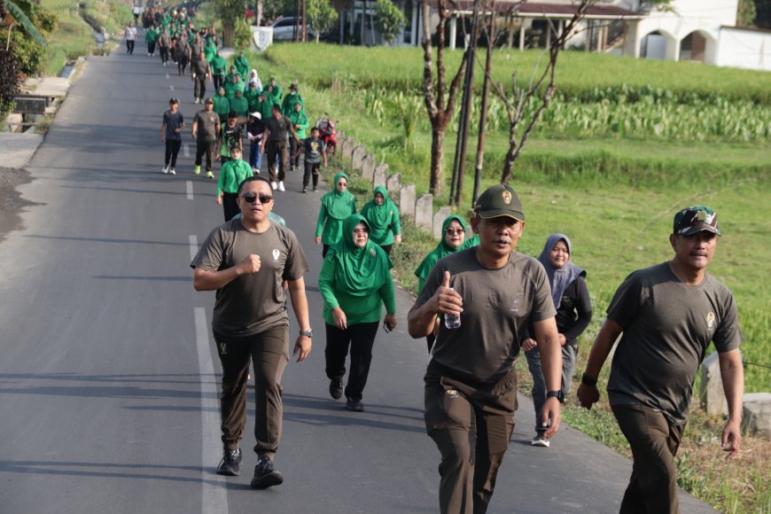 Semarak HUT ke-81 TNI Kodim Banjarnegara Gelar Jalan Sehat Pererat Kebersamaan Keluarga Besar